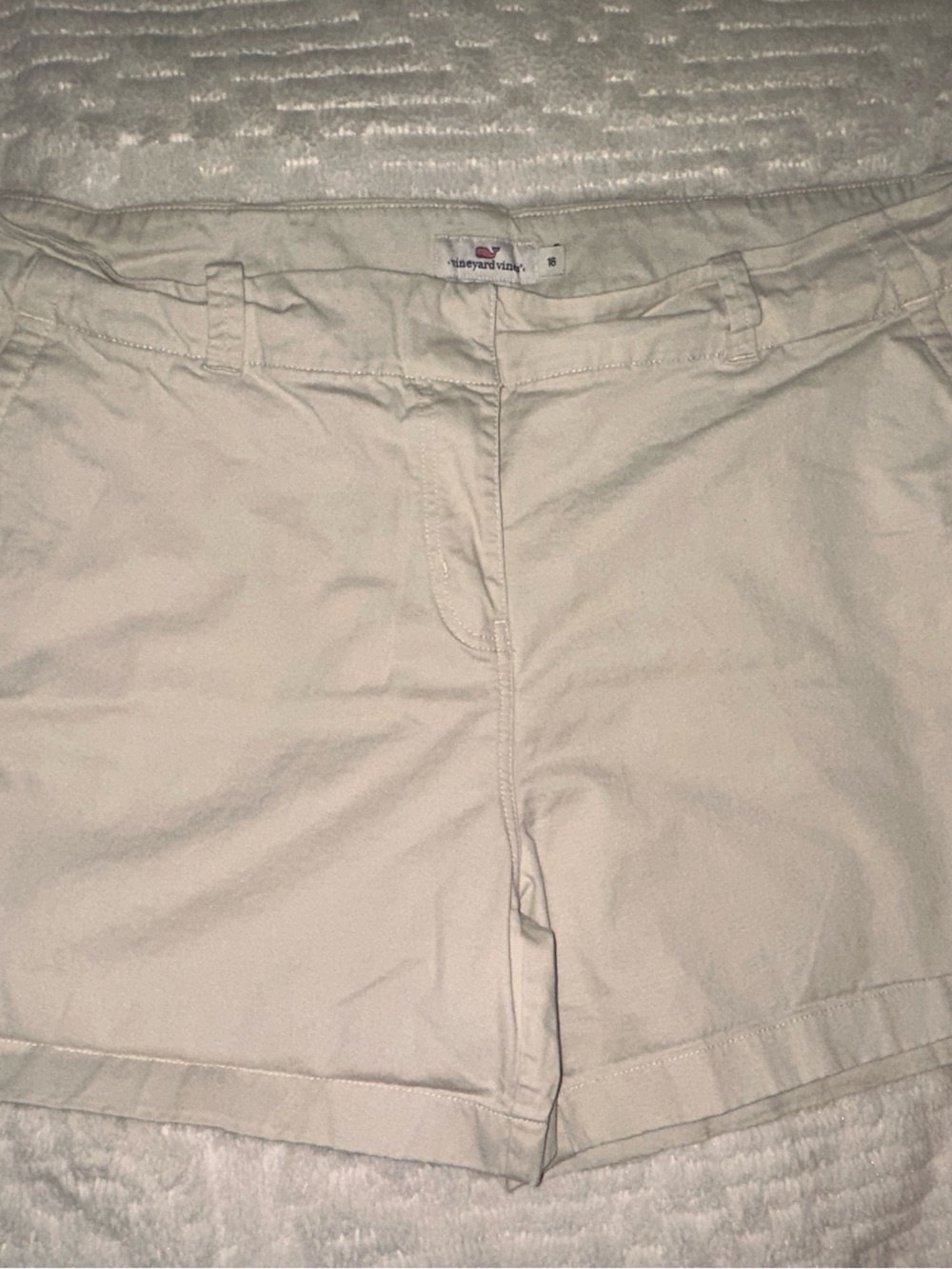 Vineyard Vines Women's Cream Flat-Front Shorts